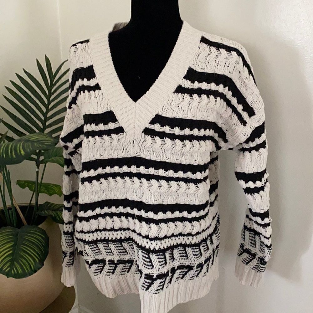 Universal thread sweater NWOT
